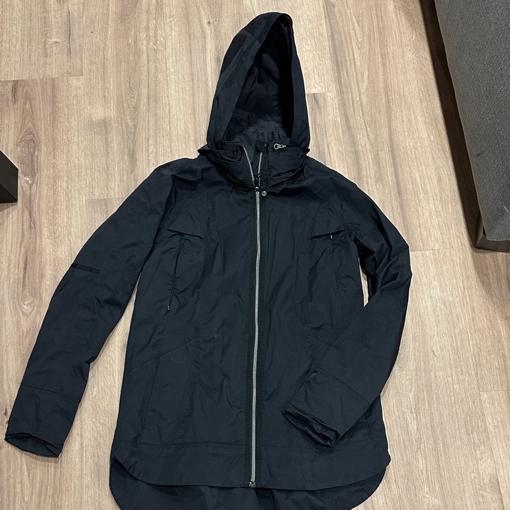 Lululemon women’s Black raincoat with hood and pocket pockets